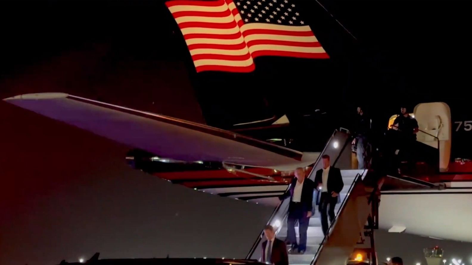 <div class="paragraphs"><p>Screengrab showing Donald trump stepping down from the aircraft.</p></div>